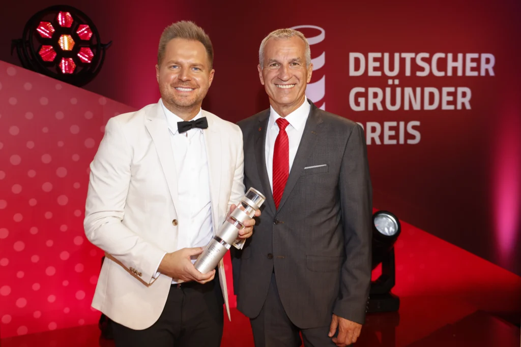 David Reger CEO NEURA Robotics und Albrecht Reimold, Vorstand Produktion &amp; Logistik bei der Porsche AG